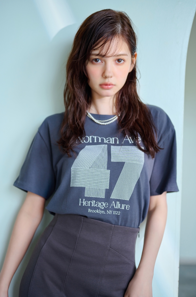 カジュアルなナンバリングTシャツをマーメイドスカートと合わせて色っぽく