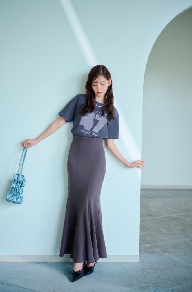 カジュアルなナンバリングTシャツをマーメイドスカートと合わせて色っぽく