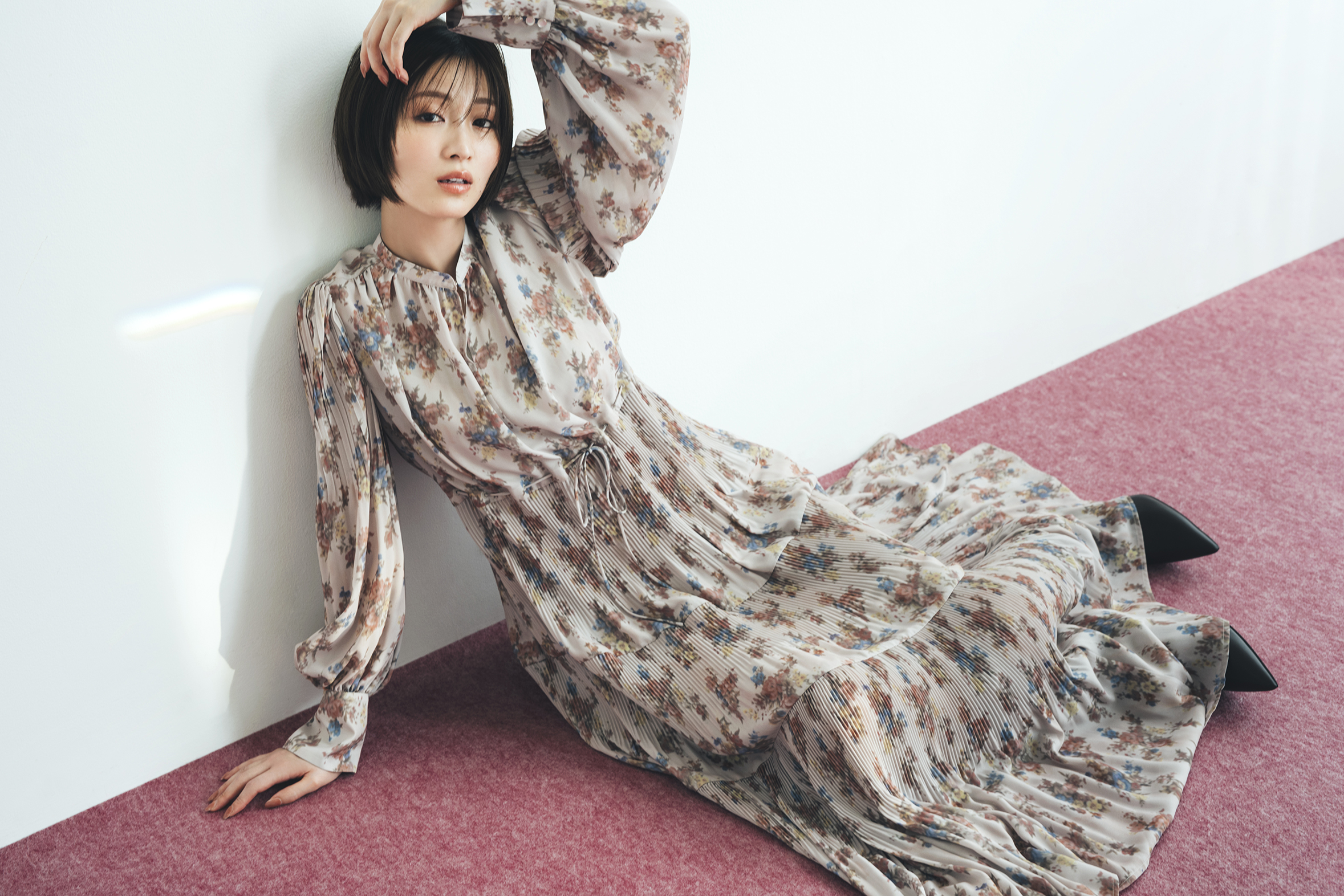 早いもの勝ち‼️COCO DEAL 岡崎紗絵コラボワンピース 岡崎紗絵：フリルたっぷりミニワンピで品良く脚見せ コラボ