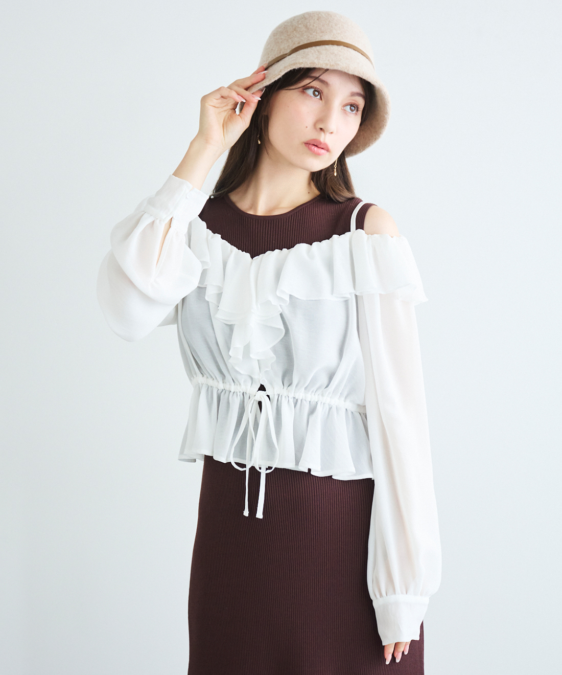 【ONLINE限定】フリルコンビニットワンピース(IVR-F) 成瀬愛里さん着用》フロントボタンケープ風ニットワンピース