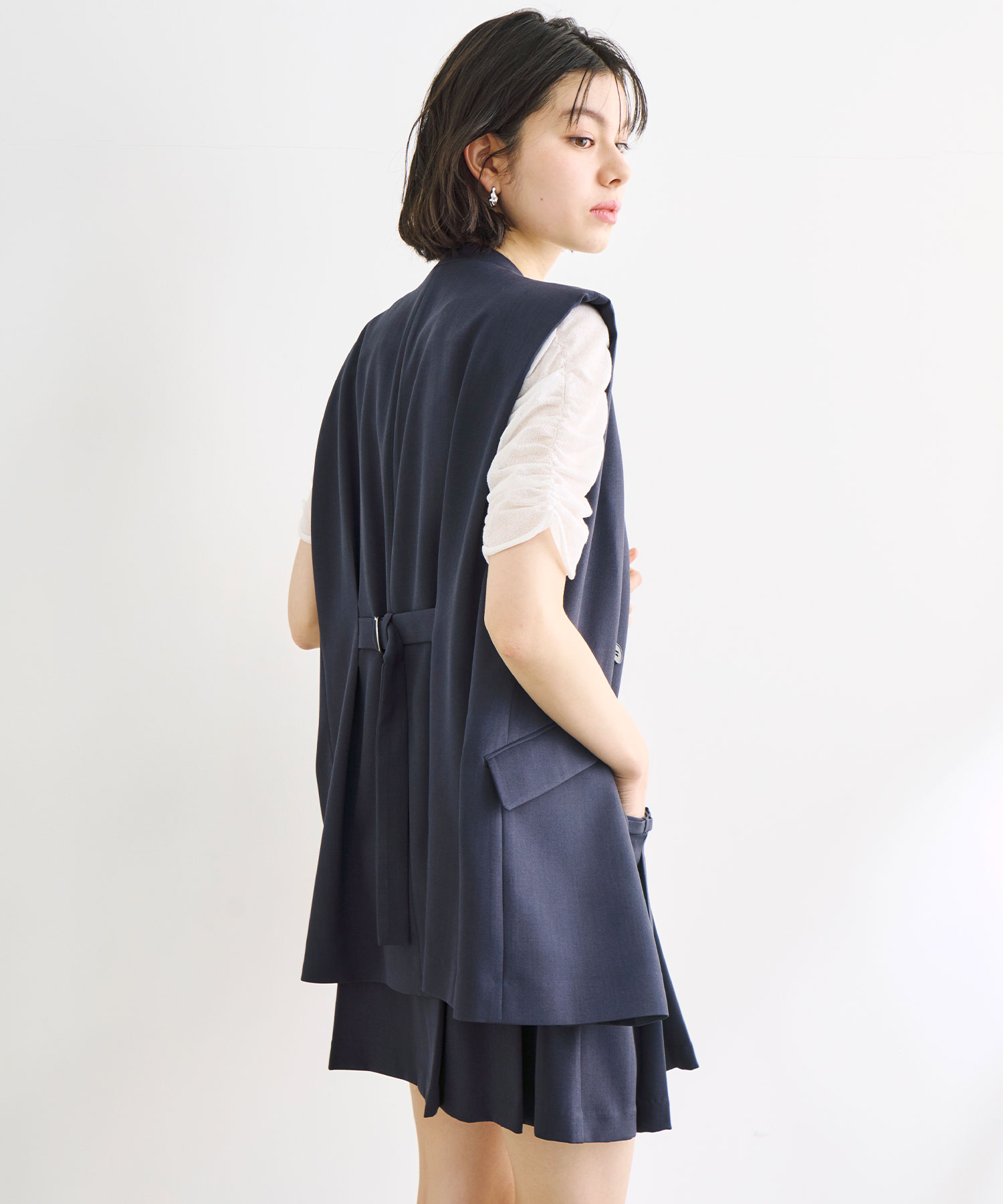【新品未使用タグ付き】ココディール　ベージュ　ジレ 完売品】新品未使用タグ付 ココディール バッグベルトジレ 24ss
