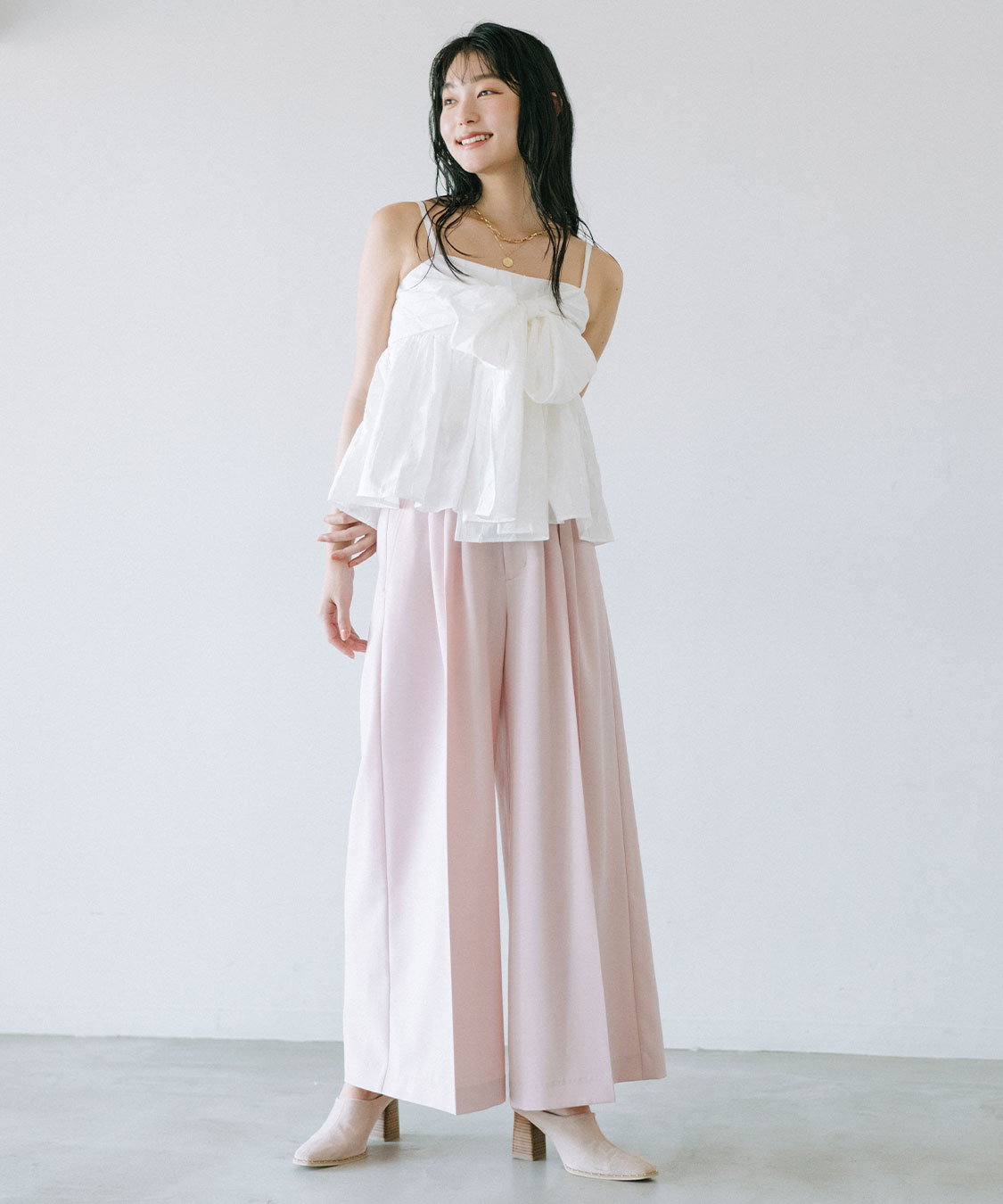 ワイドシルエットがかわいい♡ココビーチ CHANEL パンツ CHANEL 2024 COCO BEACH LOOK7《パンツ》ピンク/ホワイト 直営店