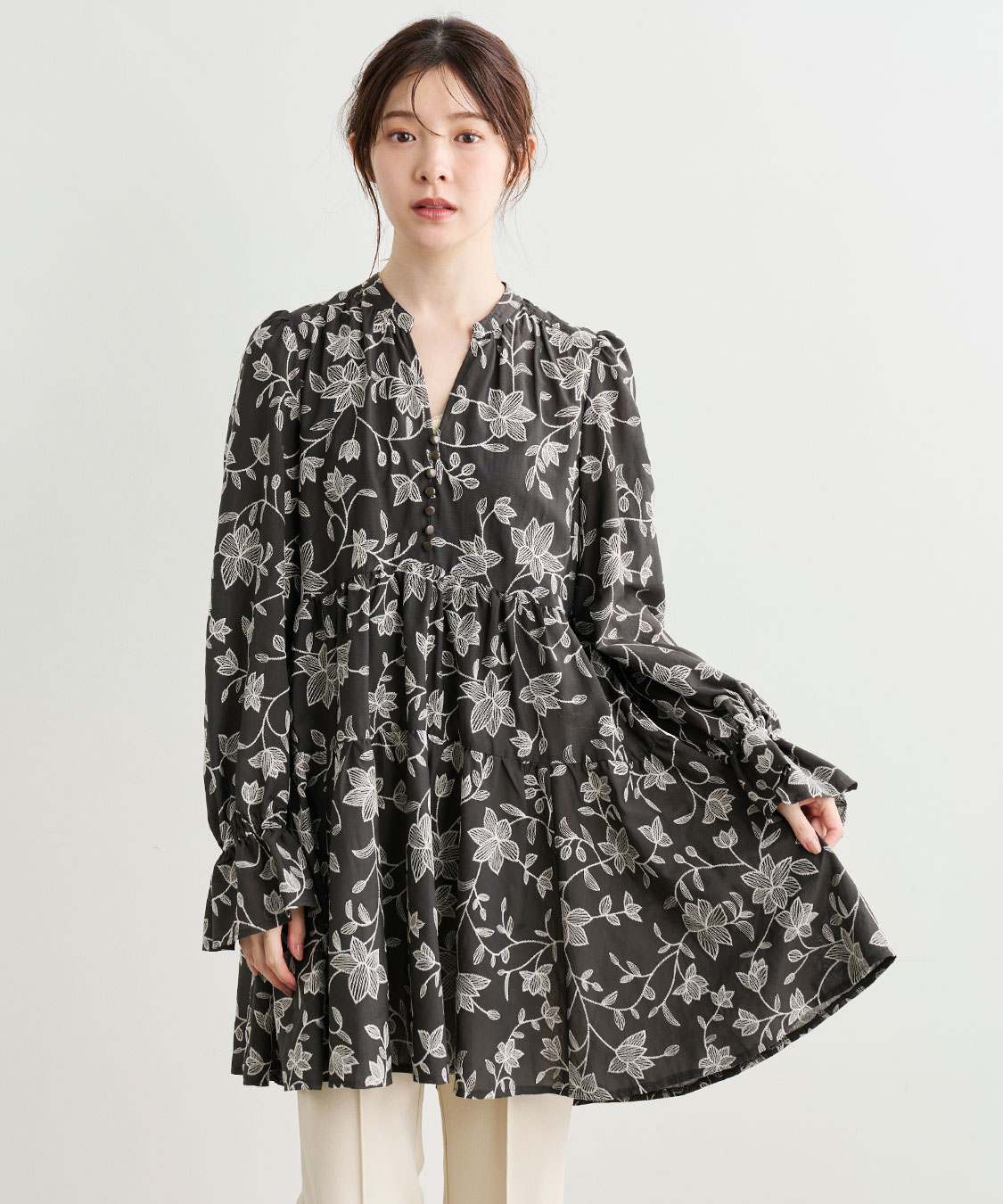 【早瀬ノエル コラボ】airy petit flowerミニワンピース エンブロイダリーティアードミニワンピース｜PETAL ONLINE