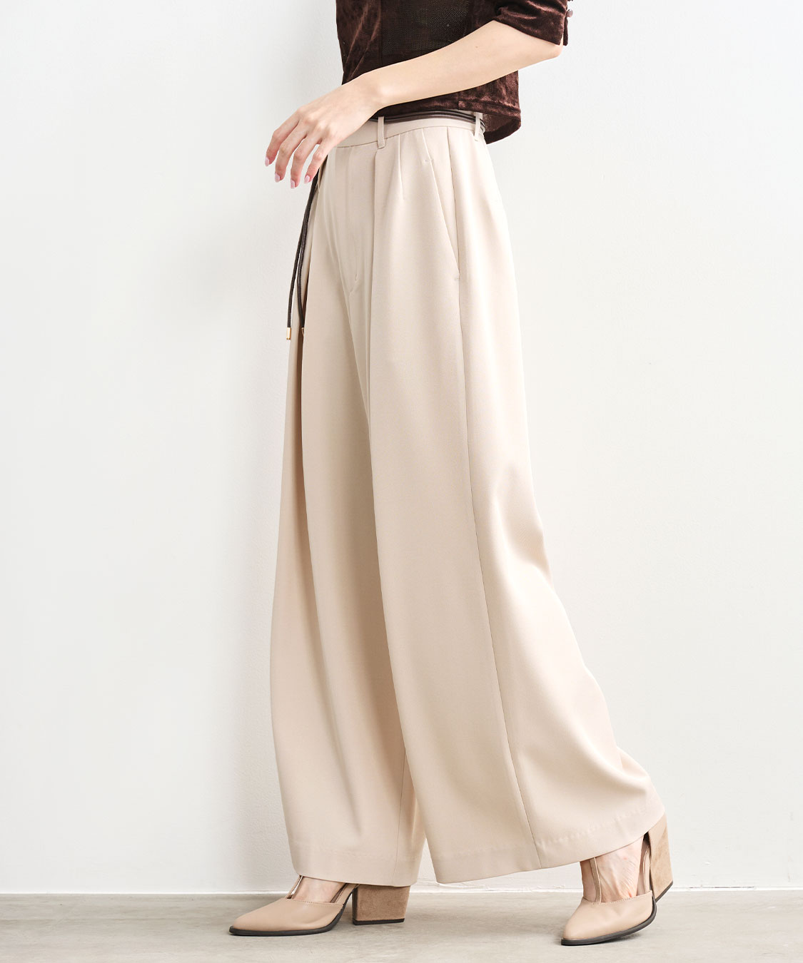 新品タグ付き✨️ PRIORITY プリーツパンツ カーキ ✨️Mal. レレレさん 合皮デザインベルト付きタックパンツ｜PETAL ONLINE（ペタル