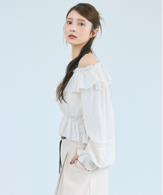 【かな】ココディール　オフショルフリルサテンブラウス オフショルフリルサテンブラウス｜PETAL ONLINE（ペタルオンライン）