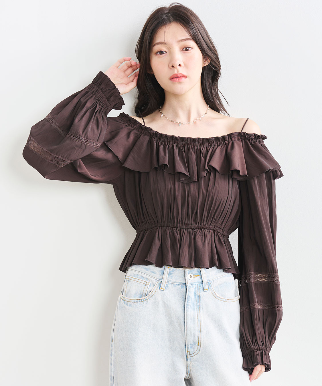 【かな】ココディール　オフショルフリルサテンブラウス オフショルフリルサテンブラウス｜PETAL ONLINE（ペタルオンライン）