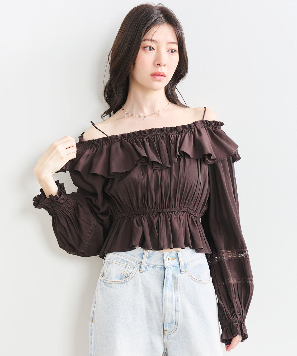 【かな】ココディール　オフショルフリルサテンブラウス オフショルフリルサテンブラウス｜PETAL ONLINE（ペタルオンライン）