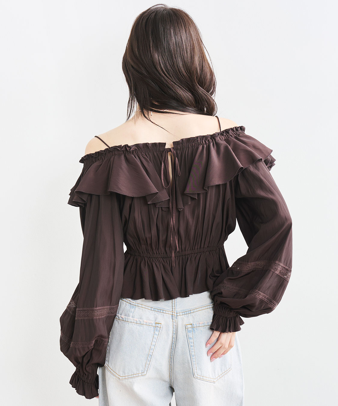 【かな】ココディール　オフショルフリルサテンブラウス オフショルフリルサテンブラウス｜PETAL ONLINE（ペタルオンライン）