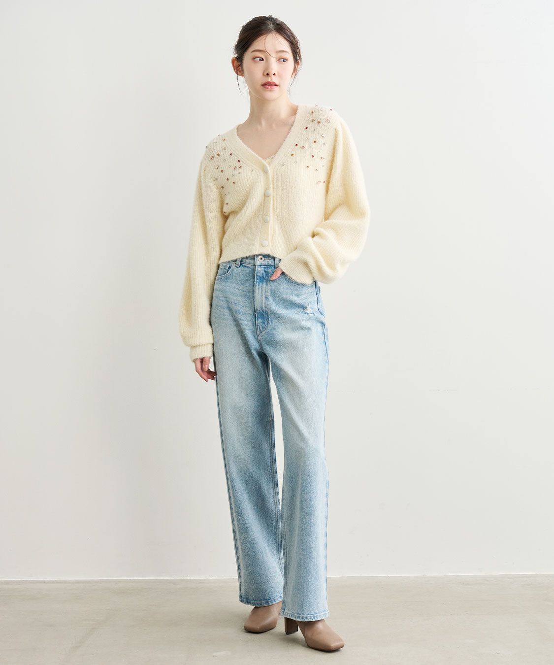 【アイボリー完売】新品タグ付 ココディール ビジューニットカーディガン アイボリー完売】新品タグ付 ココディール ビジューニットカーディガン