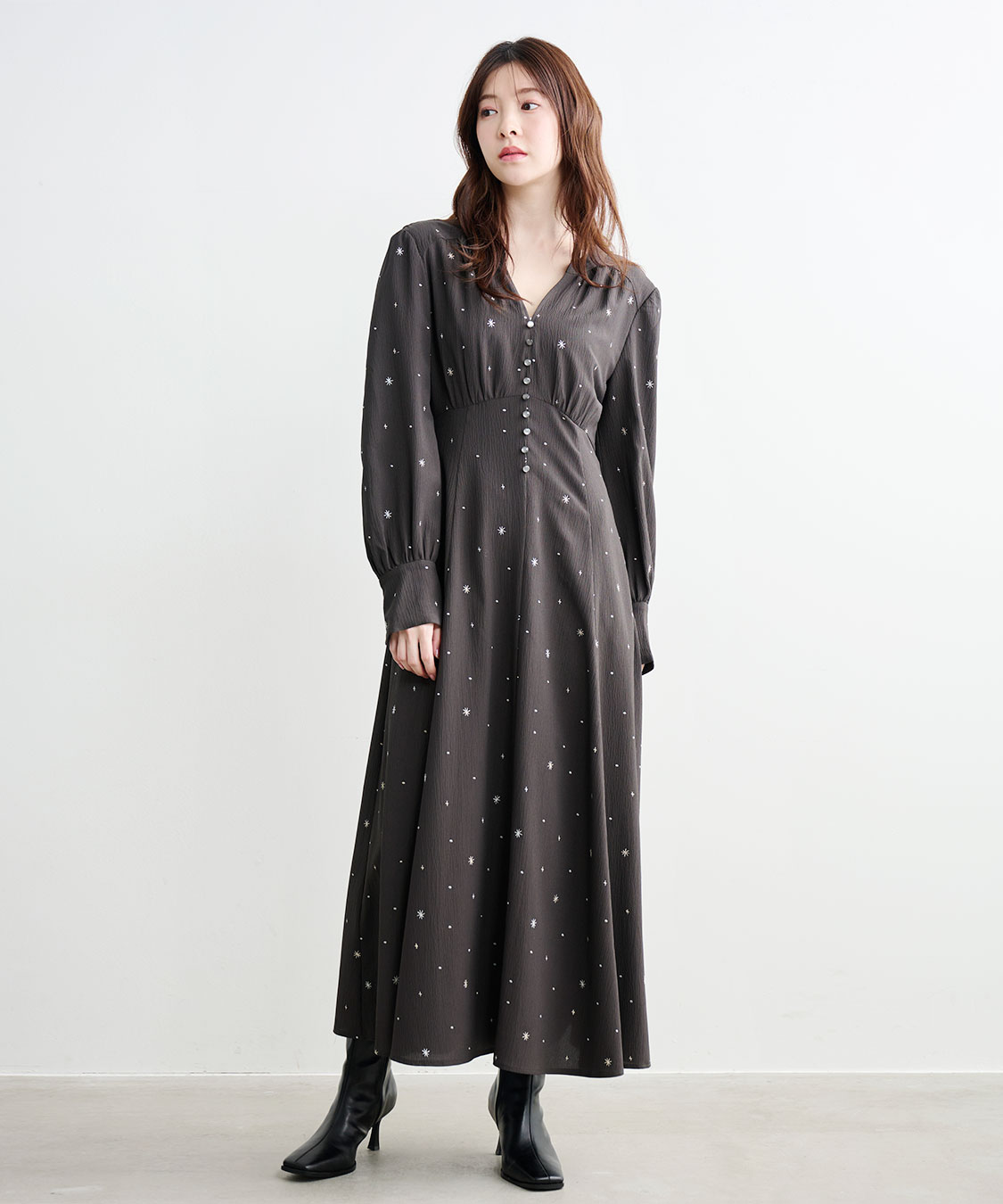 pheeta定価47.300円　ブラック フラワー刺繍 ワンピース 新品タグ付き メモリーシャンブレーネックフラワーテープ刺繍ワンピース（その他