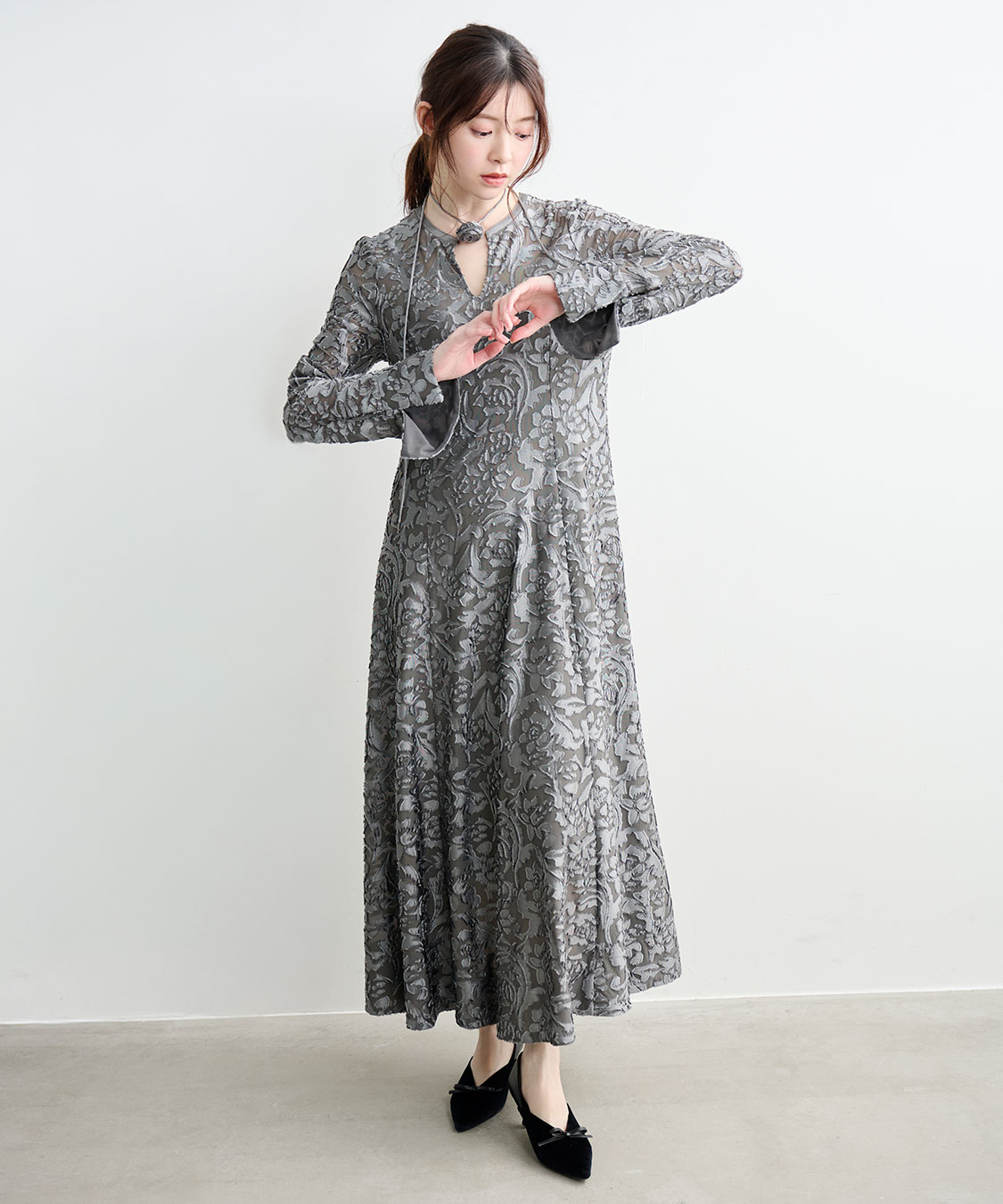 コサージュチョーカー付きオパールメッシュワンピース｜PETAL ONLINE