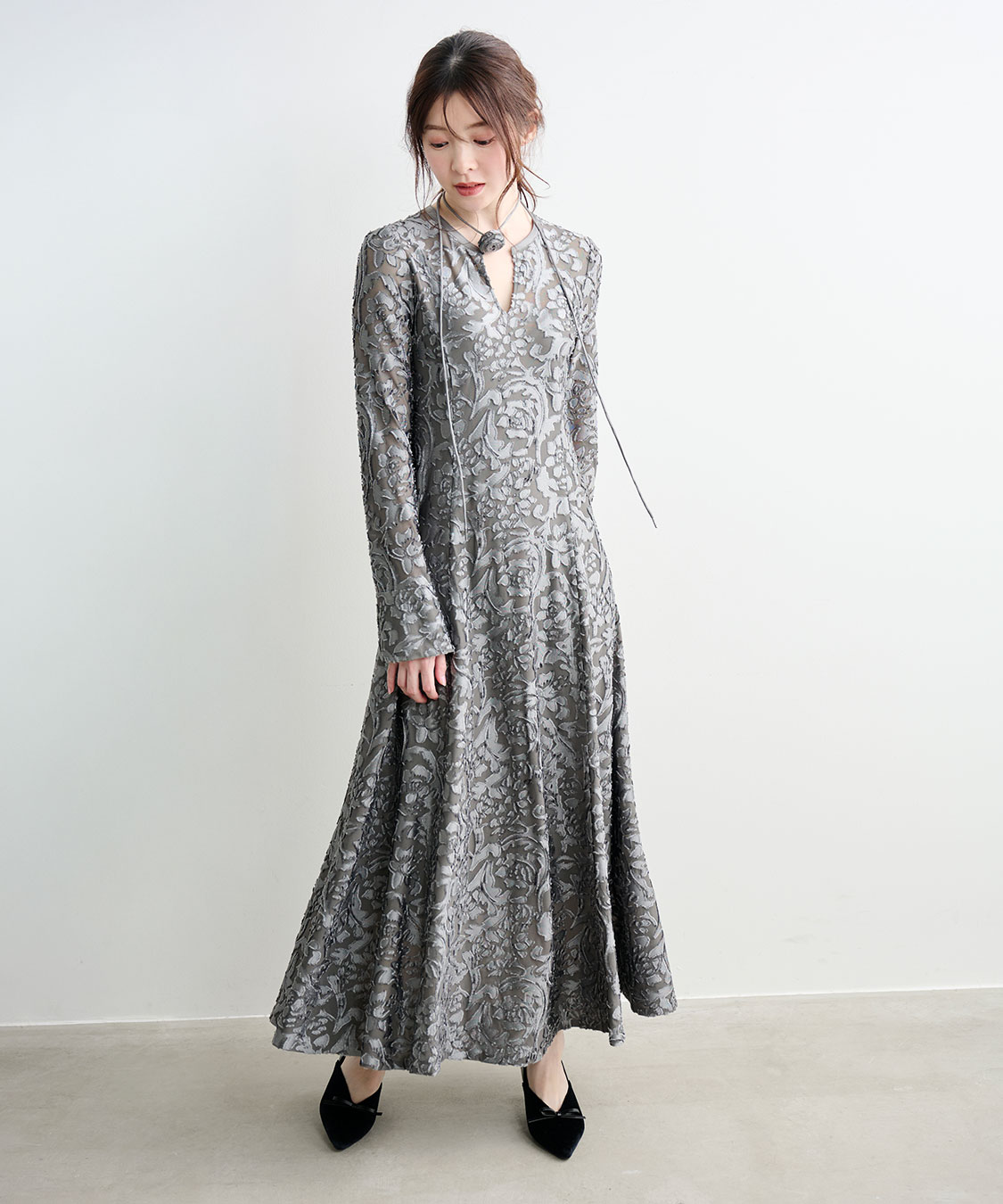 コサージュチョーカー付きオパールメッシュワンピース｜PETAL ONLINE