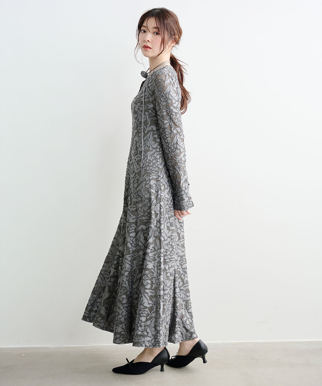 コサージュチョーカー付きオパールメッシュワンピース｜PETAL ONLINE