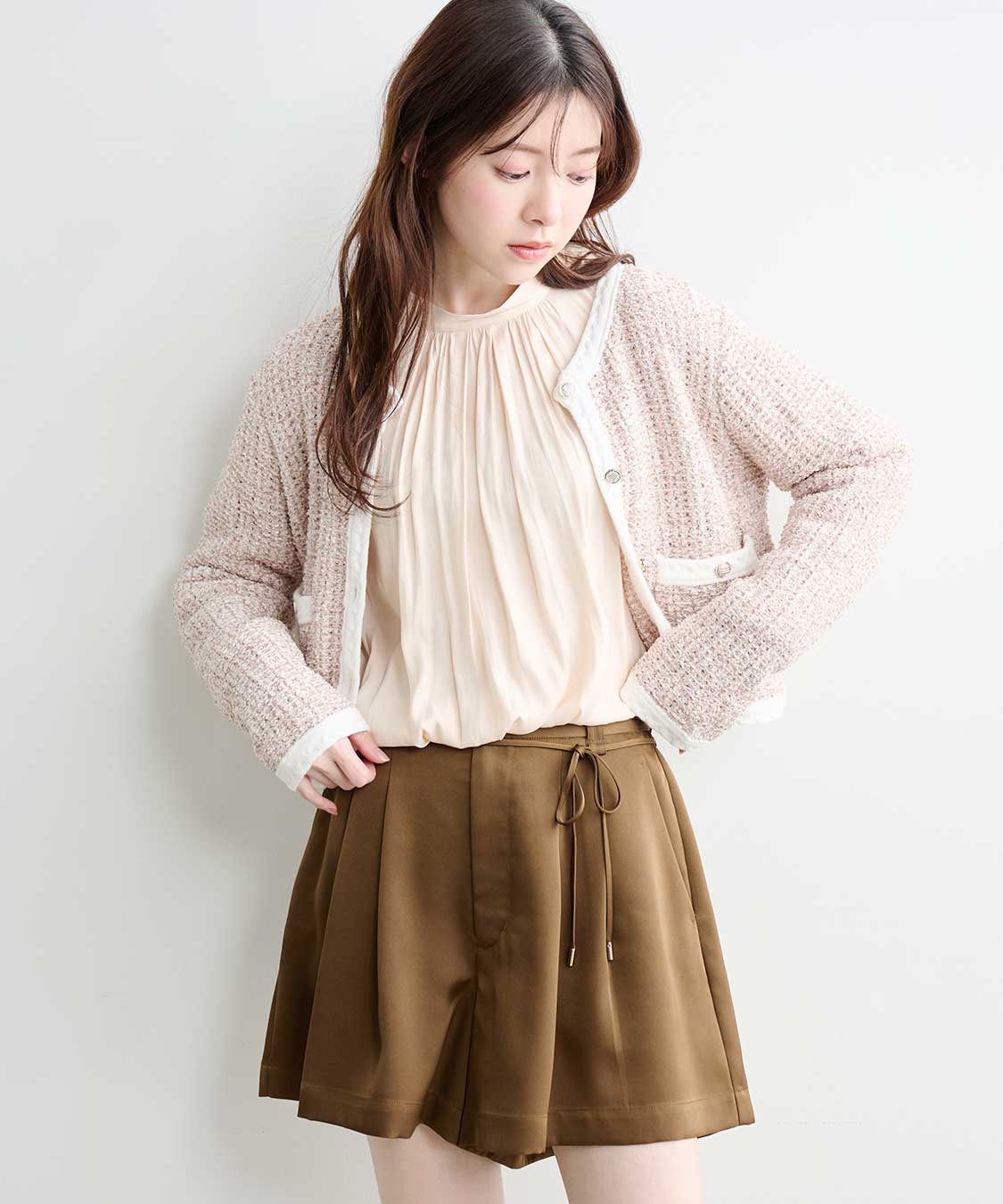 シド マオ THREEL テーパードシルエット 2タックパンツ ピンクベージュ サテンタックショートパンツ｜PETAL ONLINE（ペタルオンライン）