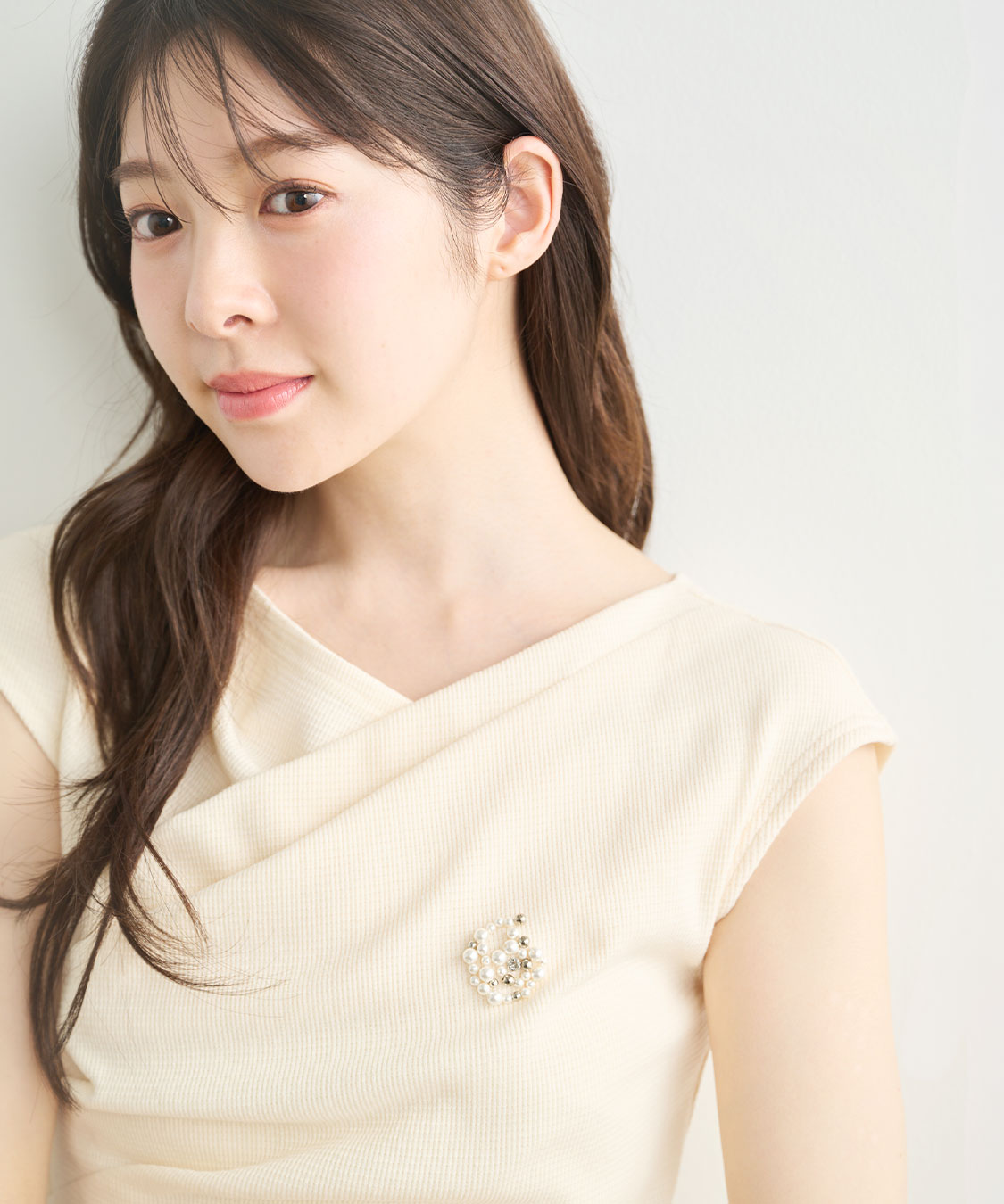 ワンポイントビジューロゴカットトップス｜PETAL ONLINE（ペタル