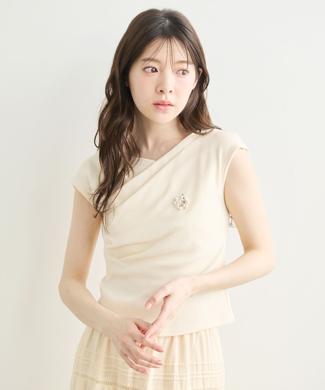♡1周年記念SALE♡ドライフラワーぐでねこちゃんとビジュー ワンポイントビジューロゴカットトップス｜PETAL ONLINE（ペタル