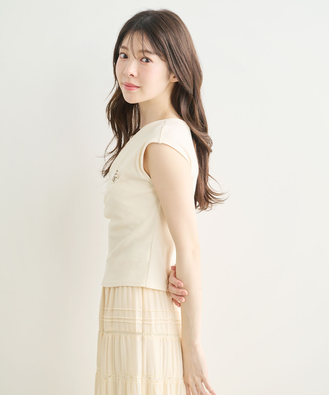ワンポイントビジューロゴカットトップス｜PETAL ONLINE（ペタル
