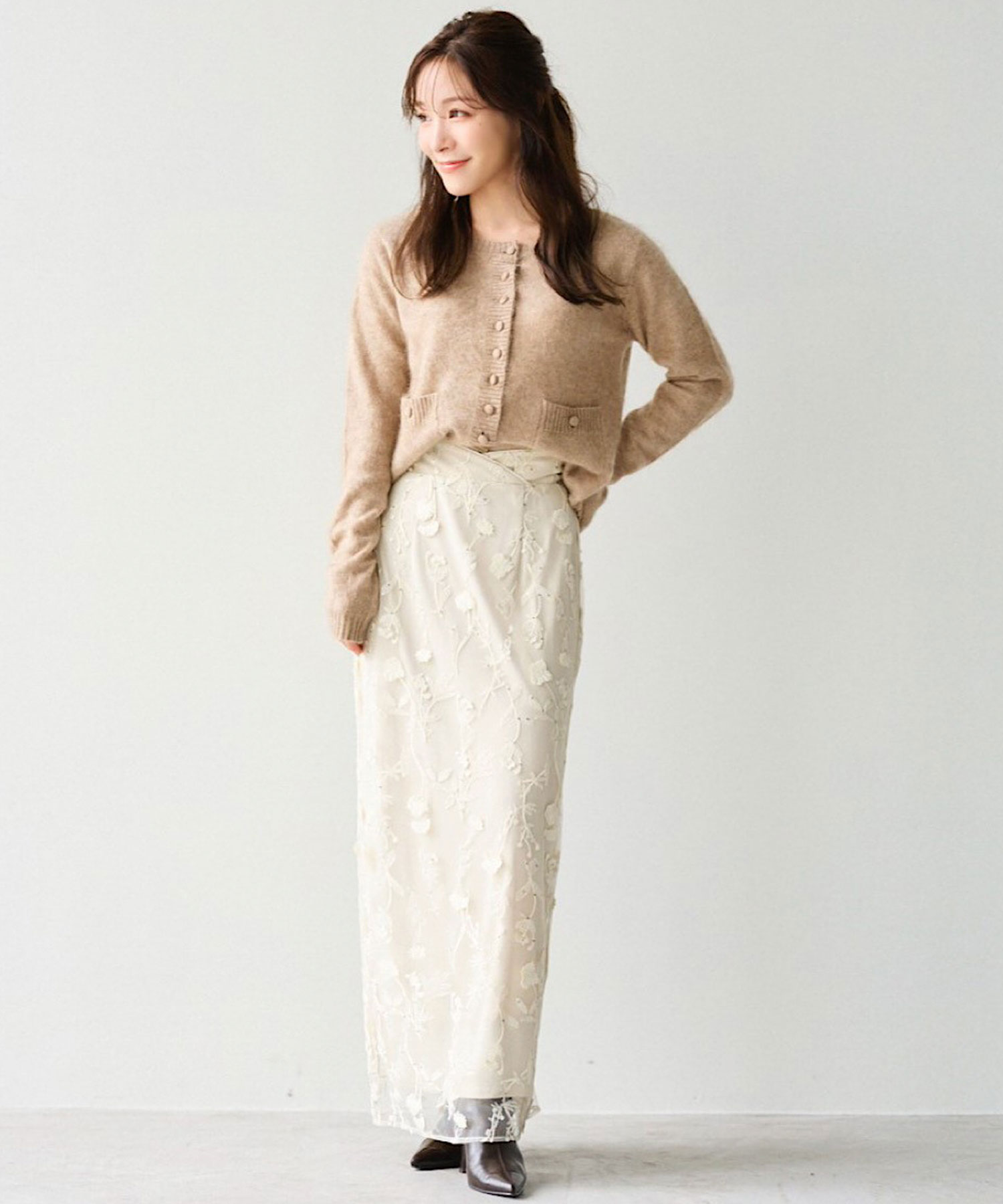 【新品未用タグ付・現行モデル✨】カプリーノ MARGARETカーディガン蜂 Caprino - カプリーノ | クルーネックカーディガン〔ブラック