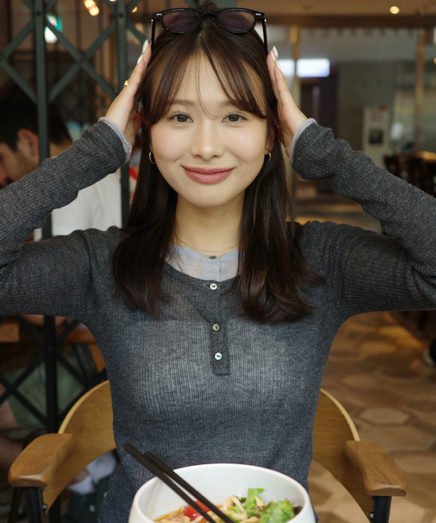 レオナール　カンカン素材　ボウタイ　スパンコール　ニット 42サイズ レオナール カンカン素材 ボウタイ スパンコール ニット 42サイズ