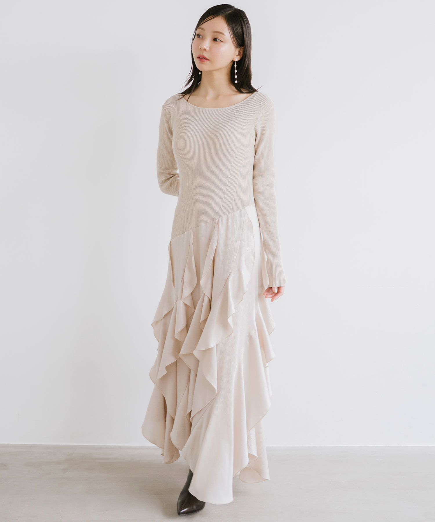 バックオープンフリルドッキングワンピース｜PETAL ONLINE（ペタル