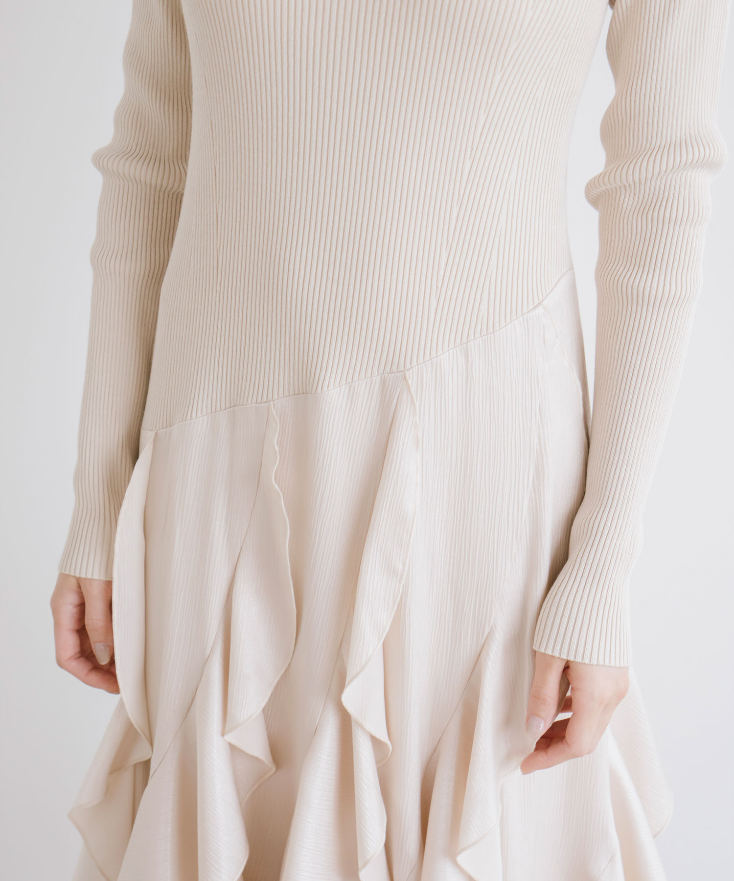 バックオープンフリルドッキングワンピース｜PETAL ONLINE（ペタル