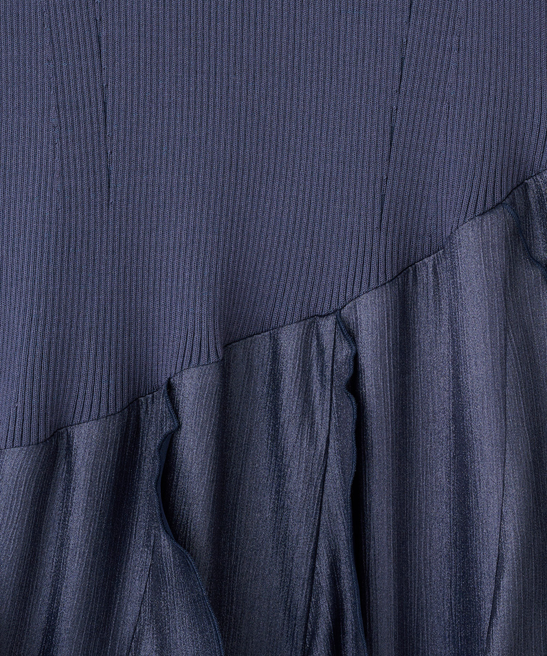 バックオープンフリルドッキングワンピース｜PETAL ONLINE（ペタル